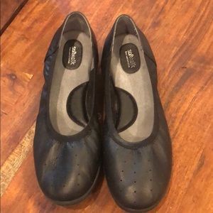 10.5 wide black woman’s Softwalk ballet flats